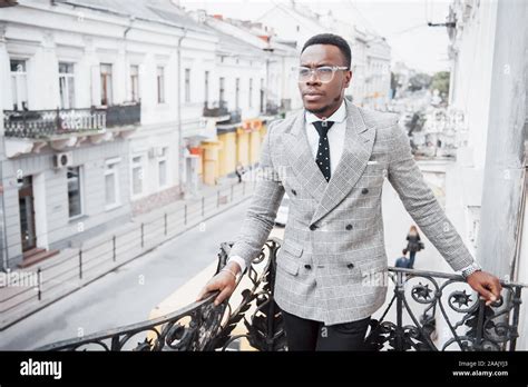 Black Man in Business Suit 的图像结果