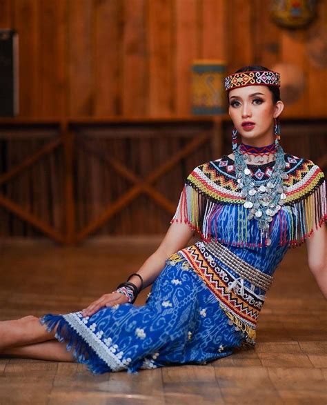 Dayak - Indonesia traditional clothing 🇮🇩 en 2024