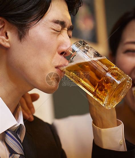 男人和女人老板酒精工作的人喝酒高清图片下载-正版图片502225891-摄图网