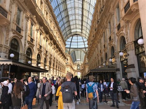 People Walking in a Hallway 的图像结果