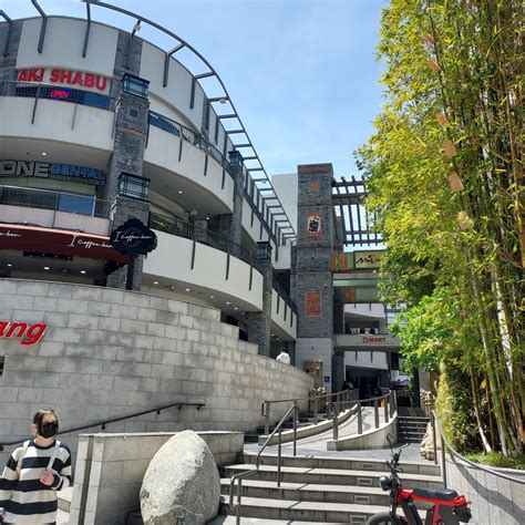 H-Mart @ MaDang Courtyard – Where to Shit in Los Angeles