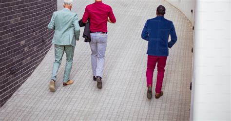 Business Men Walking in Line 的图像结果