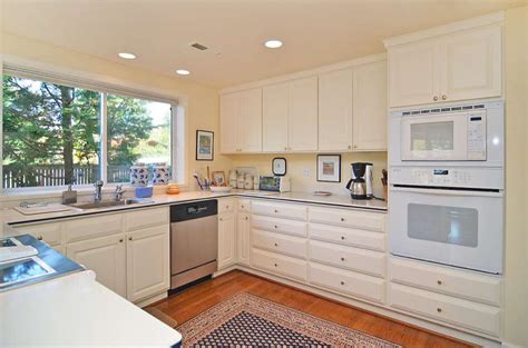 Fresh Kitchen Color Ideas with White Cabinets