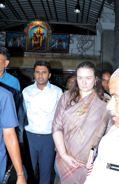 इस मां ने अपने बच्चे के लिए मुंडवा दिया सिर, मंदिर में अर्पित किए सारे ...