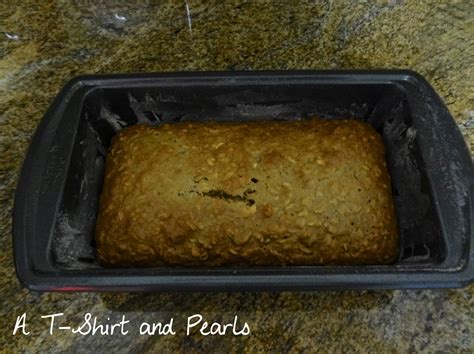 A T-Shirt and Pearls: Low Fat Oatmeal Banana Nut Bread