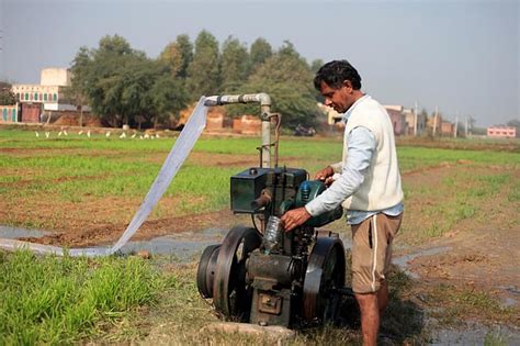 70-80% Indian farmers depend on groundwater; solar irrigation ...