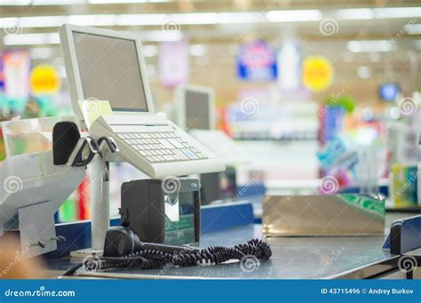 Empty Computer Shop 的图像结果