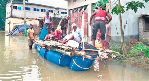 Every flood, Laxman’s raft comes to Tigiria residents’ rescue