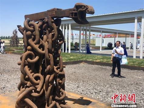 中外艺术家用废钢铁撑起唐山国际钢铁雕塑艺术节_文化中国_中国青年网