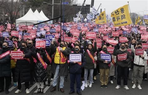 韩国医生大罢工风波：韩政府将吊销7000名离岗罢工医生的行医执照_腾讯新闻