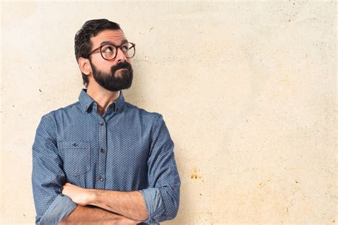 Junge Hipster Mann Denken über weißem Hintergrund | Kostenlose Foto