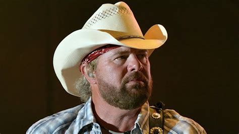 Toby Keith Honored His Dad In the Most Meaningful Way - YouTube