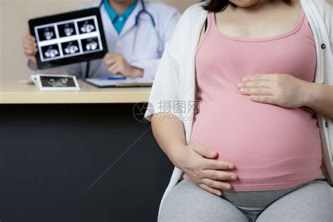 老医生给孕妇做检查-蓝牛仔影像-中国原创广告影像素材