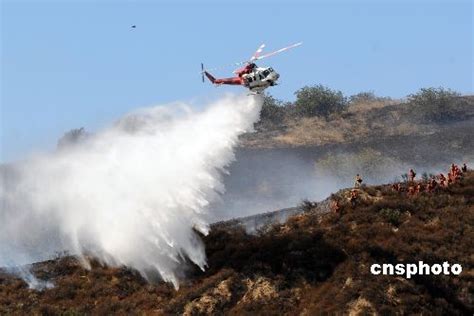 图文：直升机在山火现场实施空中灭火_新闻中心_新浪网
