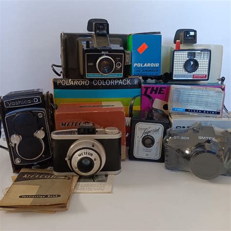 LOT 10L: Vintage Meteor Universal Camera, Yashica-D Film Camera, 2 ...