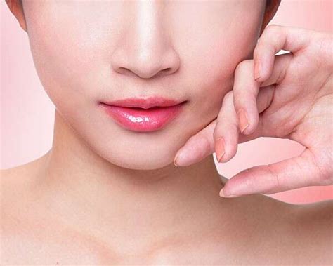 DIY peel-off lip stain | Femina.in