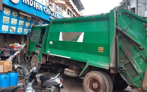 Mangaluru: Unmanned Waste Disposal Lorry crashes into Chicken Shop ...