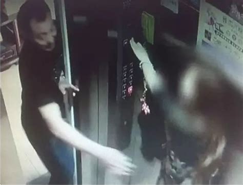女子乘电梯遭男子2次猥亵 又摸又亲持续数秒|电梯|猥亵男|猥亵_新浪新闻