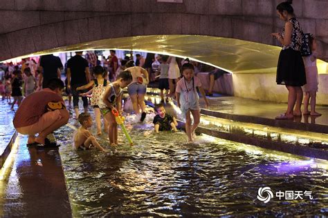 连续6天最高温40℃+ 重庆市民玩水觅清凉-图片频道-中国天气网