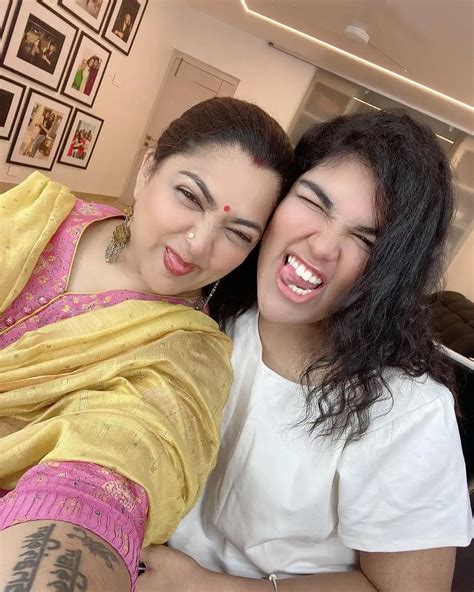 Kushboo with her Daughters : కూతుళ్లతో కుష్బూ స్పెషల్ ఫోటోలు ...