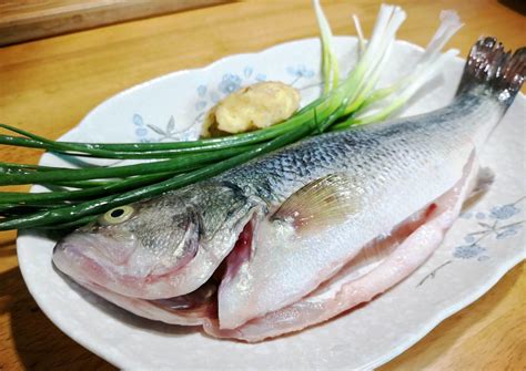 【清蒸鲈鱼的做法步骤图，清蒸鲈鱼怎么做好吃】常春的小藤_下厨房