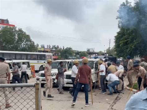 AAP's farmer-animal herder mahapanchayat in Modasa, Gujarat; Kejriwal ...