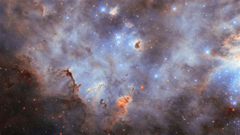 Hubble Captures Glittering Star Cluster in the Large Magellanic Cloud