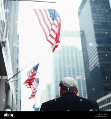 Business People Walking in New York 的图像结果