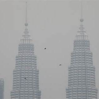 https://img.okezone.com/content/2019/09/10/18/2102991/kiriman-kabut-asap-dari-kalimantan-paksa-malaysia-tutup-409-sekolah-v1ENk50ltz.jpg
