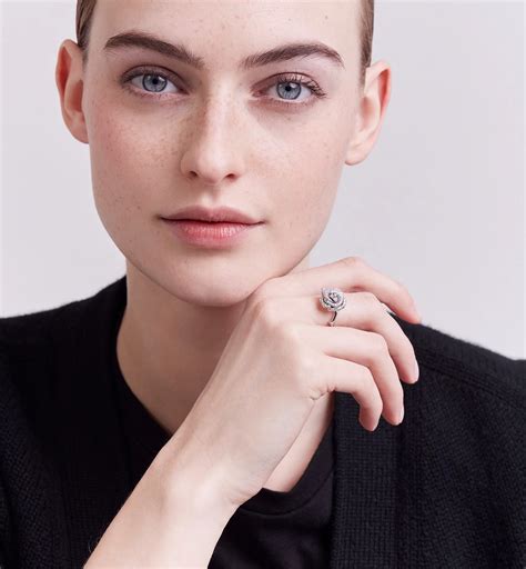 Small Rose Dior Bagatelle Ring White Gold and Diamonds | DIOR