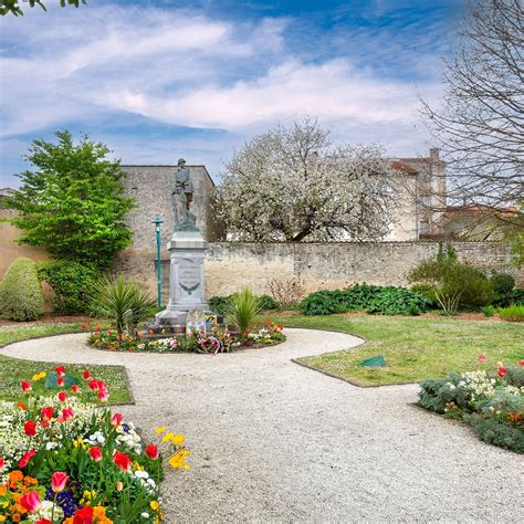 SQUARE DU SOUVENIR - All You Need to Know BEFORE You Go (with Photos ...