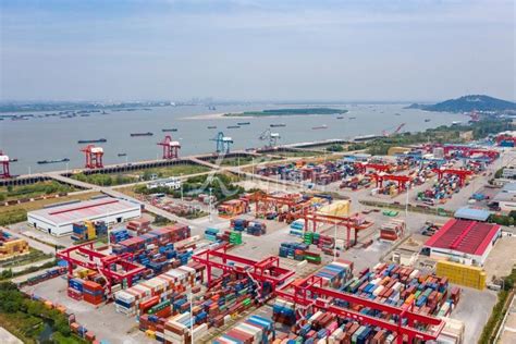 安徽芜湖：国内首个无人卸船机系统正式投入运营_码头