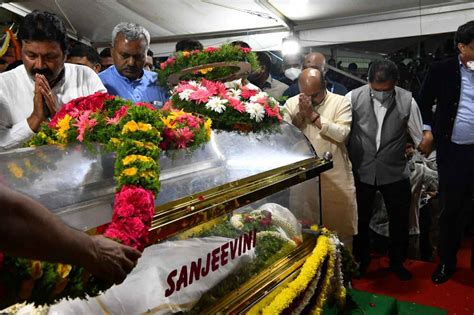 Puneeth Rajkumar: 'అప్పు'కు కన్నీటి వీడ్కోలు.. ఫోటోలు! Puneeth Rajkumar ...