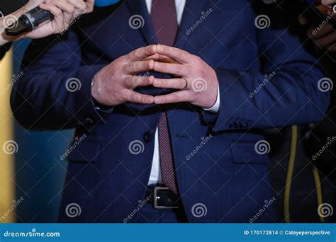 Politician Hand Srance 的图像结果