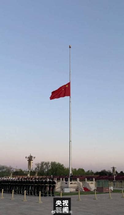 天安门广场下半旗 深切哀悼抗疫烈士和逝世同胞（图）-中工新闻-中工网
