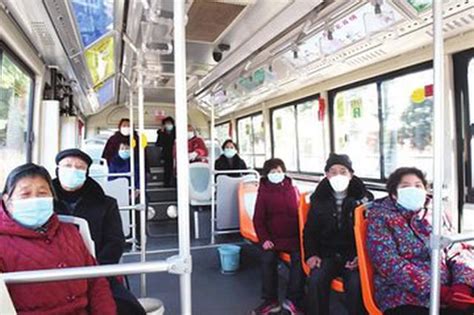 上海乘客乘公交不戴口罩被民警劝阻离车_新浪上海_新浪网