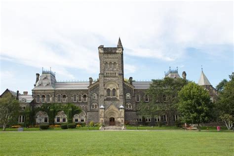 2018年加拿大本科留学一年费用多少