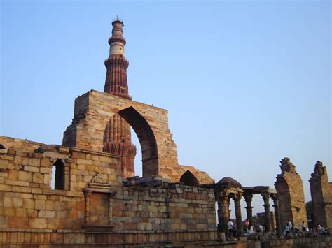 AArShiA: Quwwat al-Islam Mosque with its five corbelled arched screens