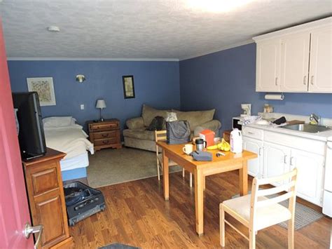 THE CABINS AT ALERT BAY - Motel Reviews, Photos, Rate Comparison ...