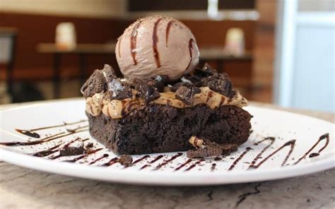 Brownies Lovers, Dig Into Fudgy & Sinful Chocolate Brownie With Ice ...