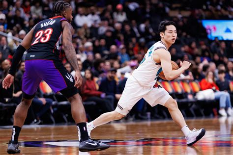 Chicago Bulls sign the shortest player in the NBA at 5ft 8" to Summer ...