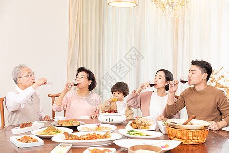 幸福家庭吃团圆饭高清图片下载-正版图片501696067-摄图网