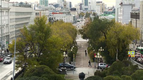 Sérvia, Belgrado - setembro 10, 2022. topo Visão do beco com verde árvores dentro cidade Centro ...