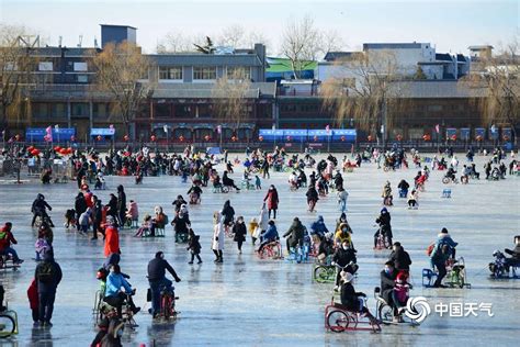 北京什刹海冰场开放 市民打卡畅享冰上乐趣-图片频道-中国天气网