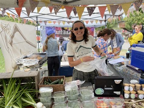The Friendly Vendors at the Farmers Market - Life on Orcas Island
