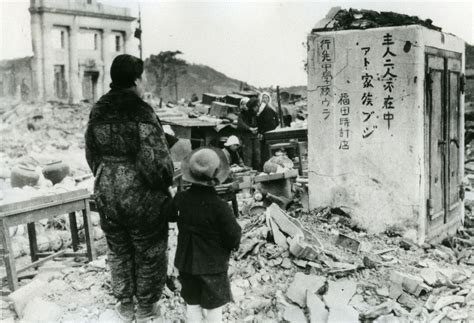 1946年、南海地震の津波と火災で被害を受けた和歌山県新宮市で、時計店の金庫の書き置きを見る人たち。金庫には「主人2人不在中 アト家族ブジ ...
