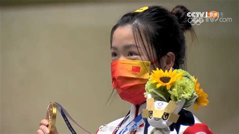 好可爱！东京奥运首金获得者杨倩在领奖台上比心_京报网