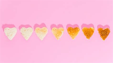 Fatia de pão torrado com forma de coração | Foto Grátis
