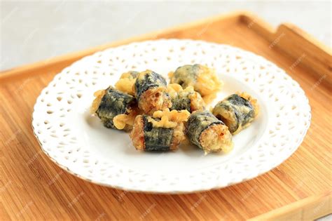 Gimmari or kimmari seaweed wrapped tempura | Premium Photo