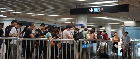春运首趟务工人员专列由北京站开出_图片新闻_中国政府网